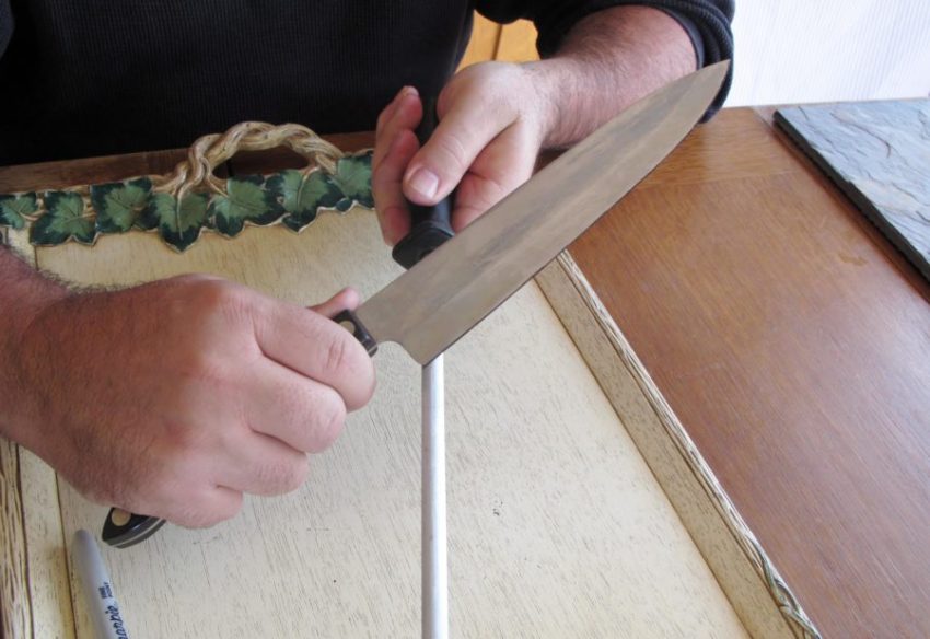 Knife sharpening with a sharpening steel