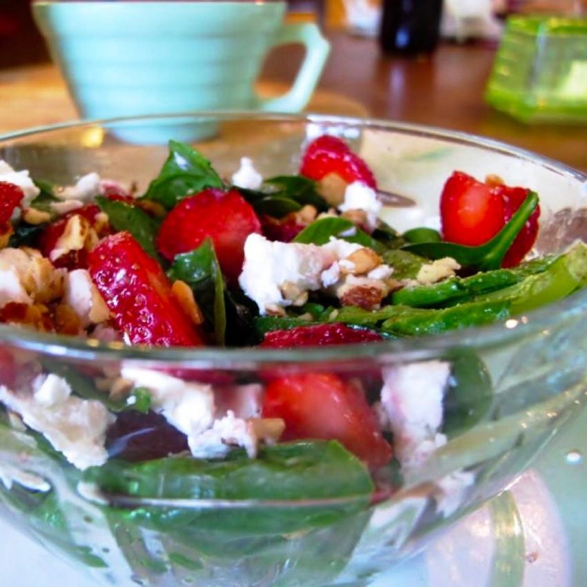 Spinach salad with fresh strawberries and goat cheese
