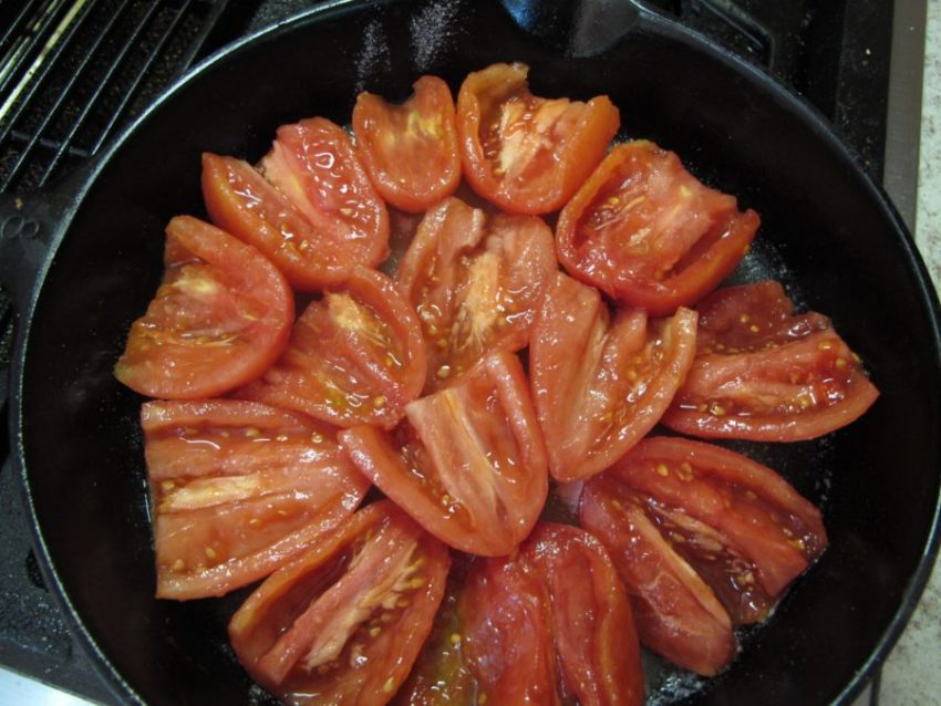 Tomatoes laid in concentric circle for tarte