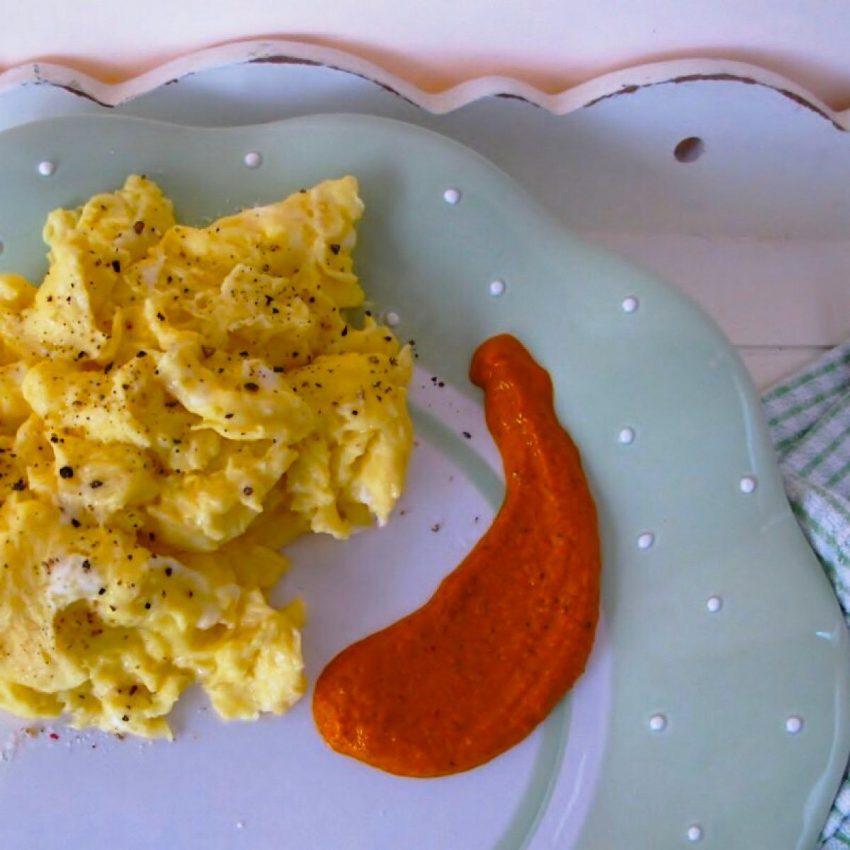 Slow carb ideas for breakfast: scrambled eggs with romesco sauce