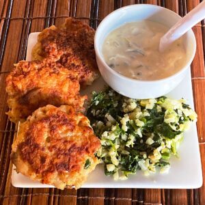Spicy fish cakes with tartar sauce and spinach/cauliflower side dish