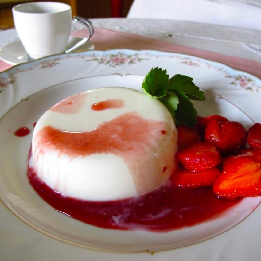 Panna cotta with strawberry balsamic vinegar sauce