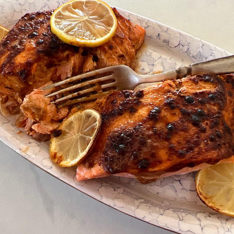 Baked salmon filets with harissa glaze