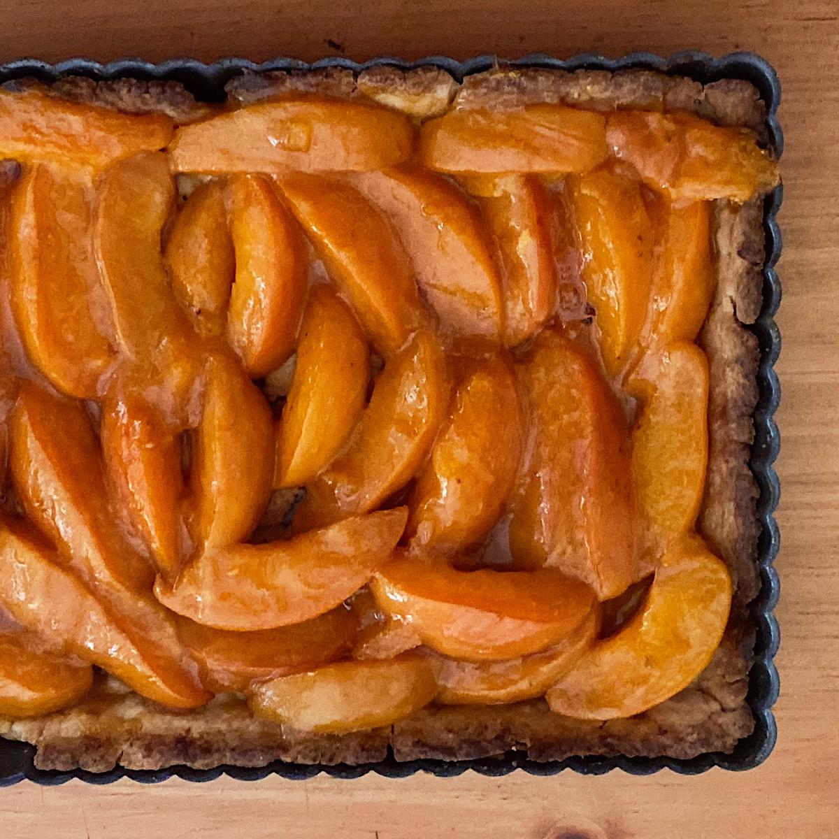 Shortbread tart with fresh apricots and apricot jam