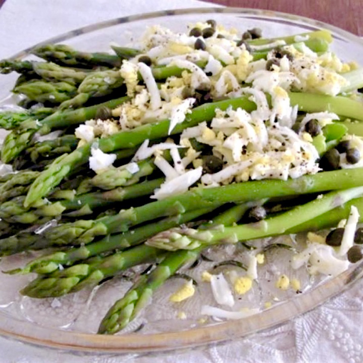 Asparagus with crumbled eggs