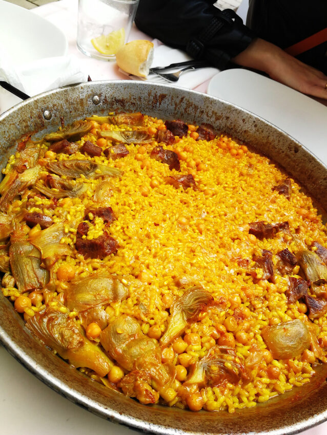 Paella magro y verduras (paella with pork and artichokes).