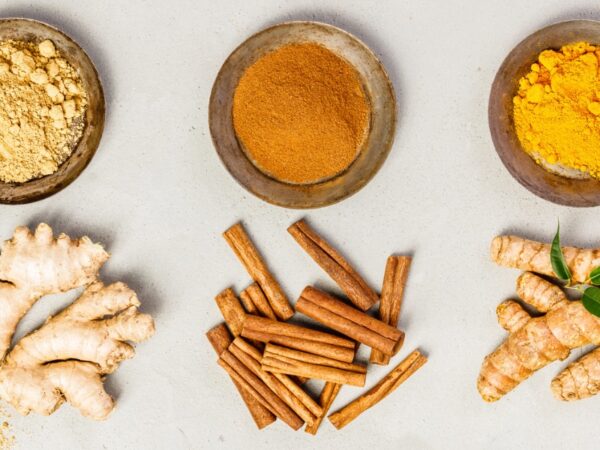 Ginger, cinnamon and turmeric in powder form and whole form.