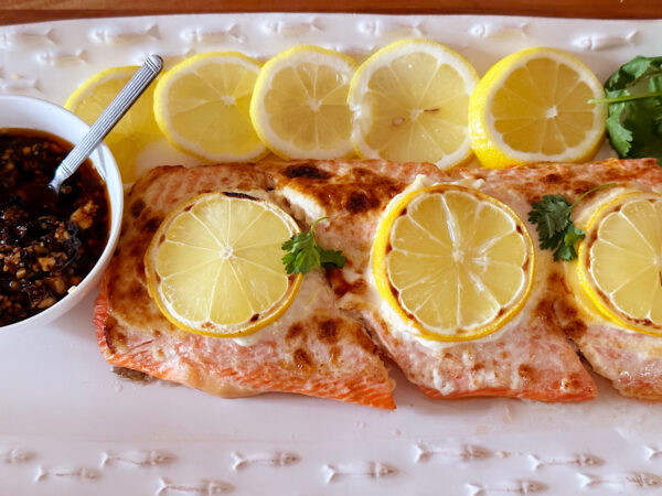 Salmon filets roasted with mayonnaise and lemon slices.