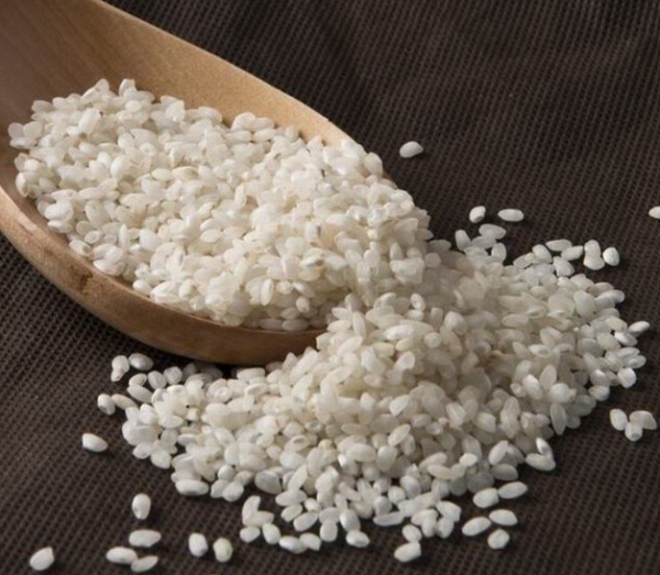 A photo of a special type of white rice called Aroz Bomba used in Paella.