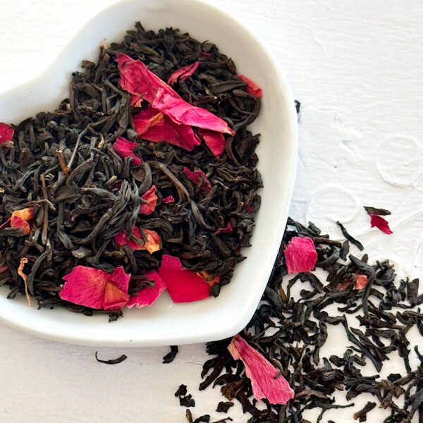 Black tea with rose petals